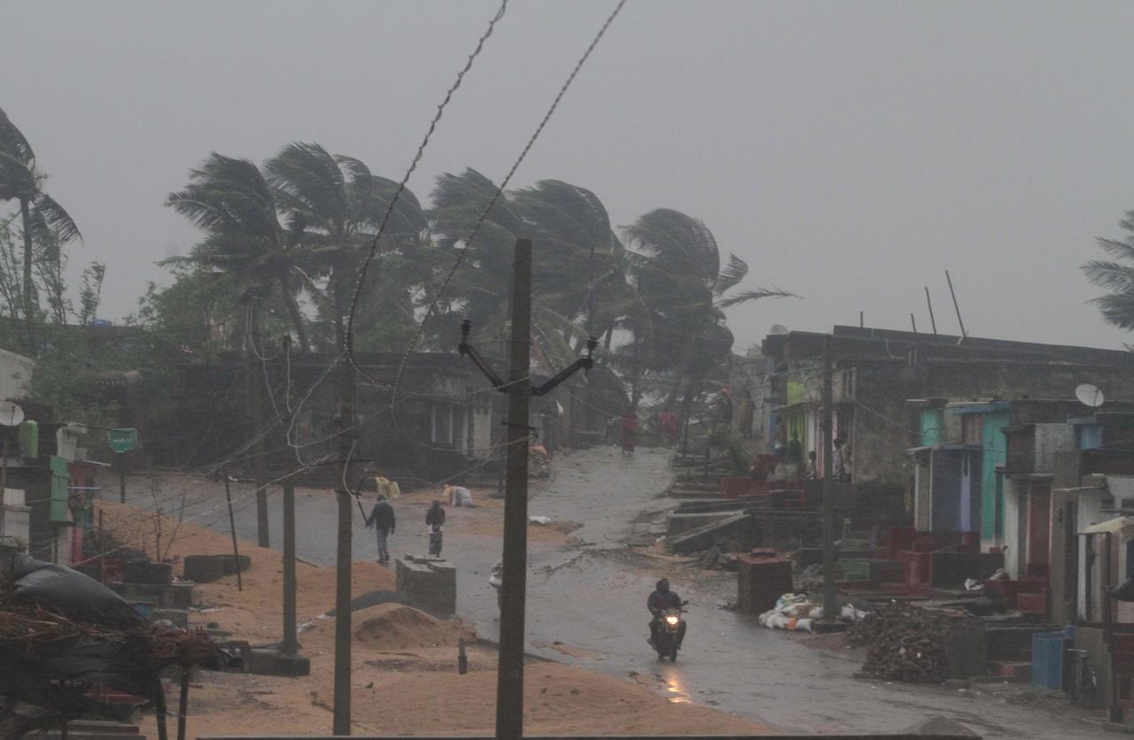 Daños. Las fuertes lluvias ocasionadas por el tifón Titli dejaron daños severos en la costa este de India. (EFE)