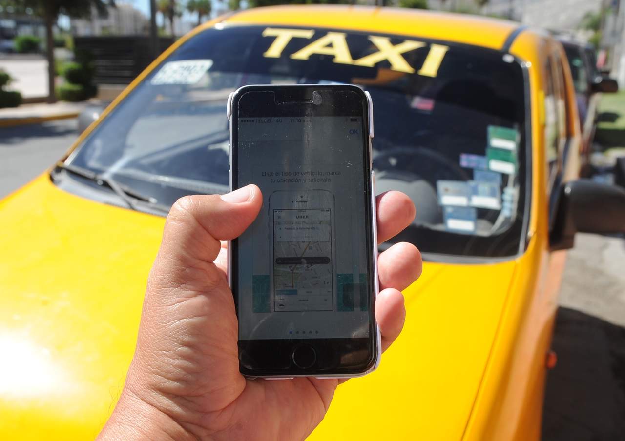 Taxistas se organizan para hacerle la competencia a servicios de transporte privado con aplicación móvil como Uber o Cabify. (ARCHIVO)