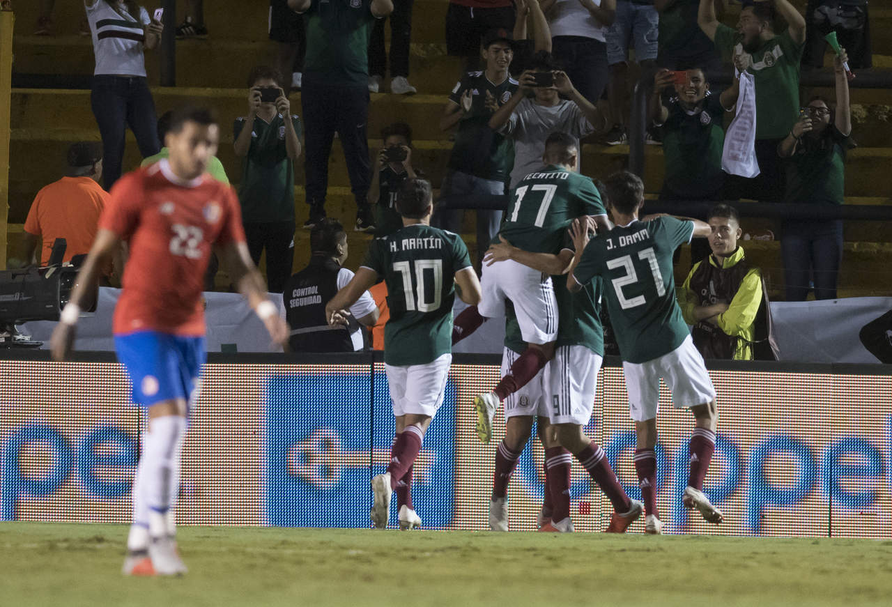 Jugadores mexicanos celebran una anotación contra Costa Rica, durante el partido amistoso entre México y Costa Rica, en el Universitario .