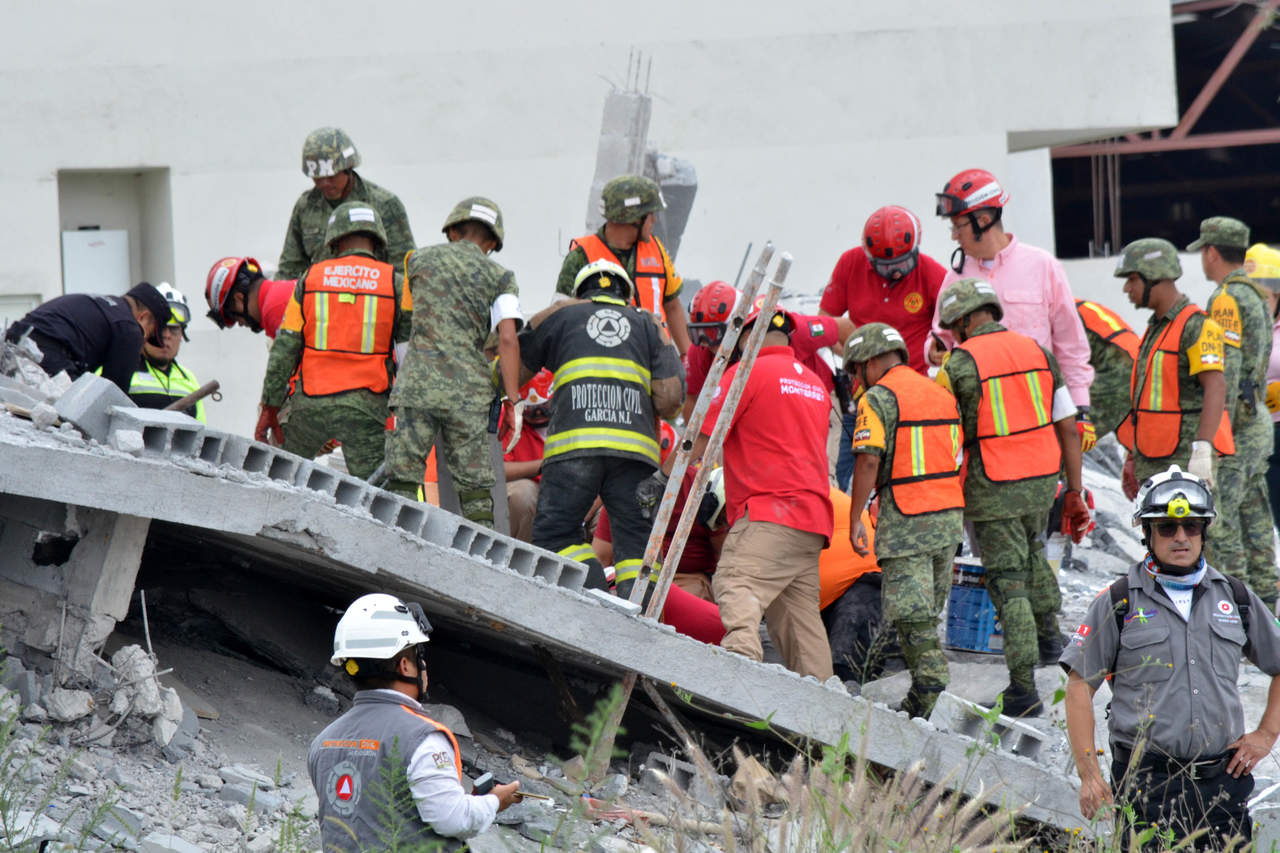 Mueren 7 al colapsar edificio en Monterrey