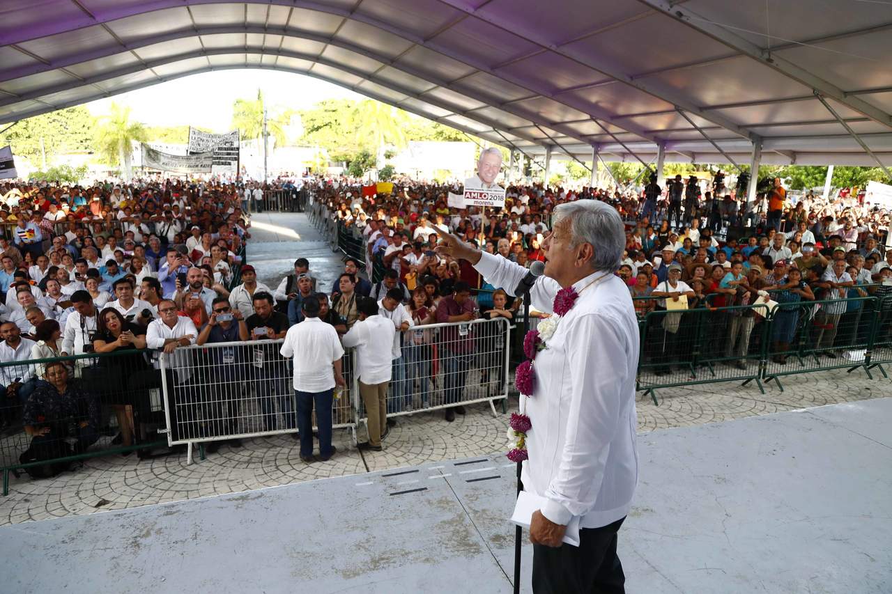Durante su estancia en Cancún, el presidente electo, Andrés Manuel López Obrador, anunció una inversión de 667 millones de pesos para colonias marginadas en esta ciudad y en Playa del Carmen. (EL UNIVERSAL)