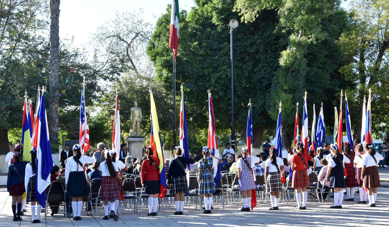 Alumnos y maestros de 16 colegios particulares que pertenecen a la zona escolar 012, participaron en el desfile de banderas de América, el cual inició en el parque Morelos. (EL SIGLO DE TORREÓN)
