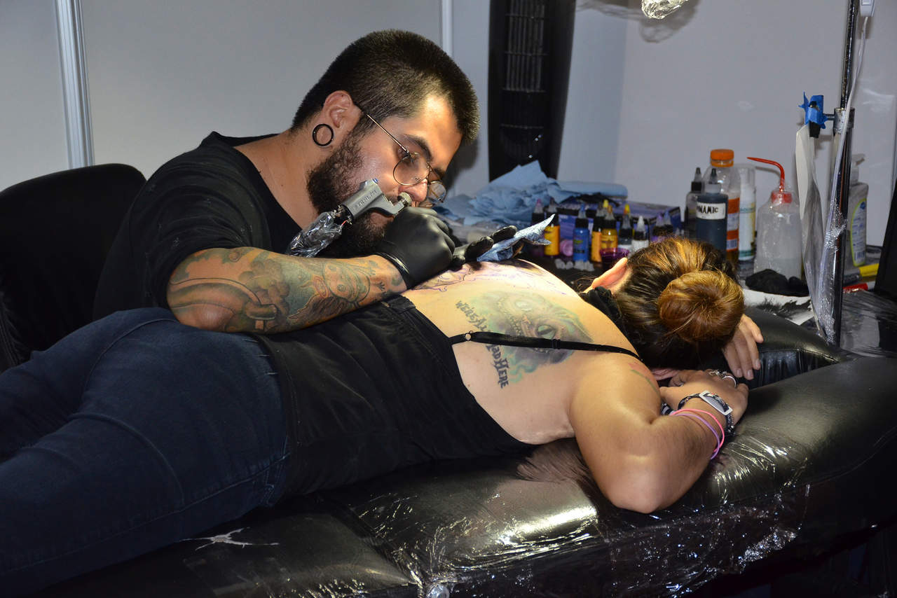 En el procedimiento, el tatuador deberá usar guantes quirúrgicos, cubre bocas, desinfectantes, equipo esterilizado o desechable. (ARCHIVO)