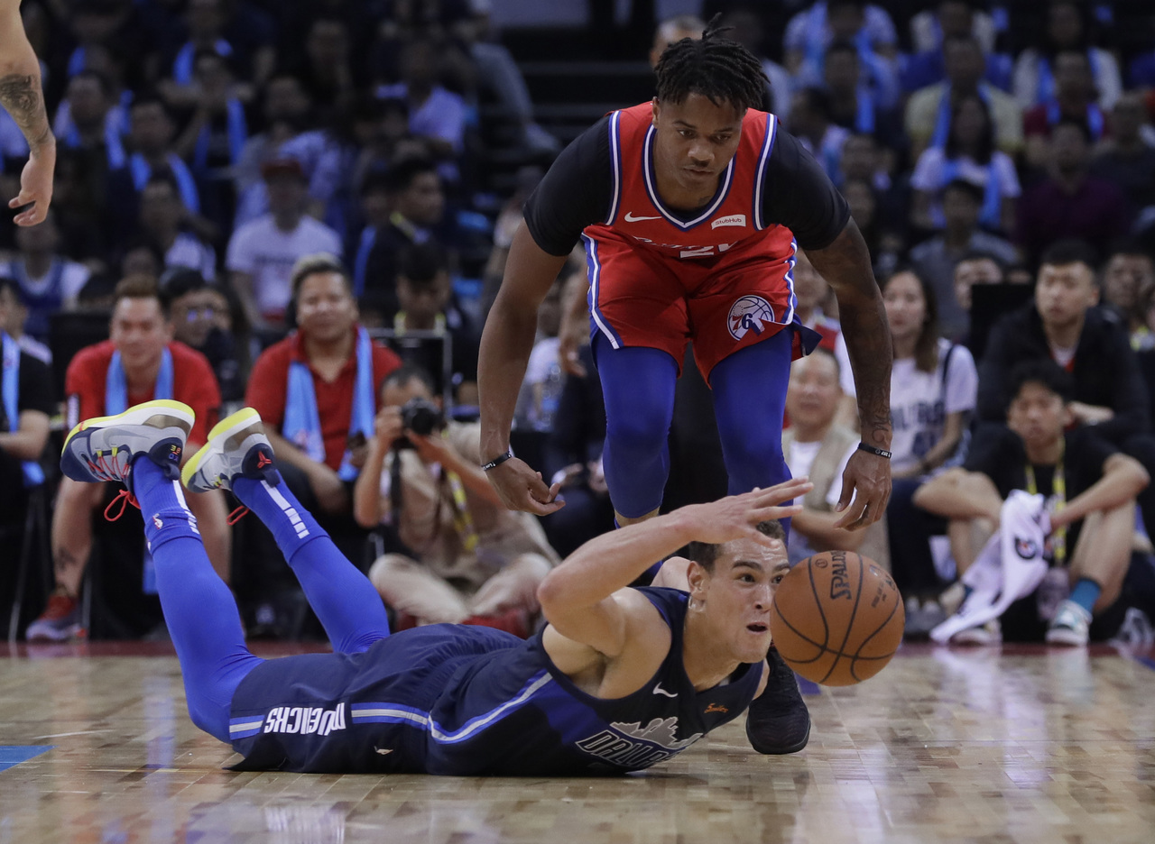 Los Mavericks de Dallas y 76'ers de Filadelfia sostuvieron un duelo de pretemporada en China. (AP)