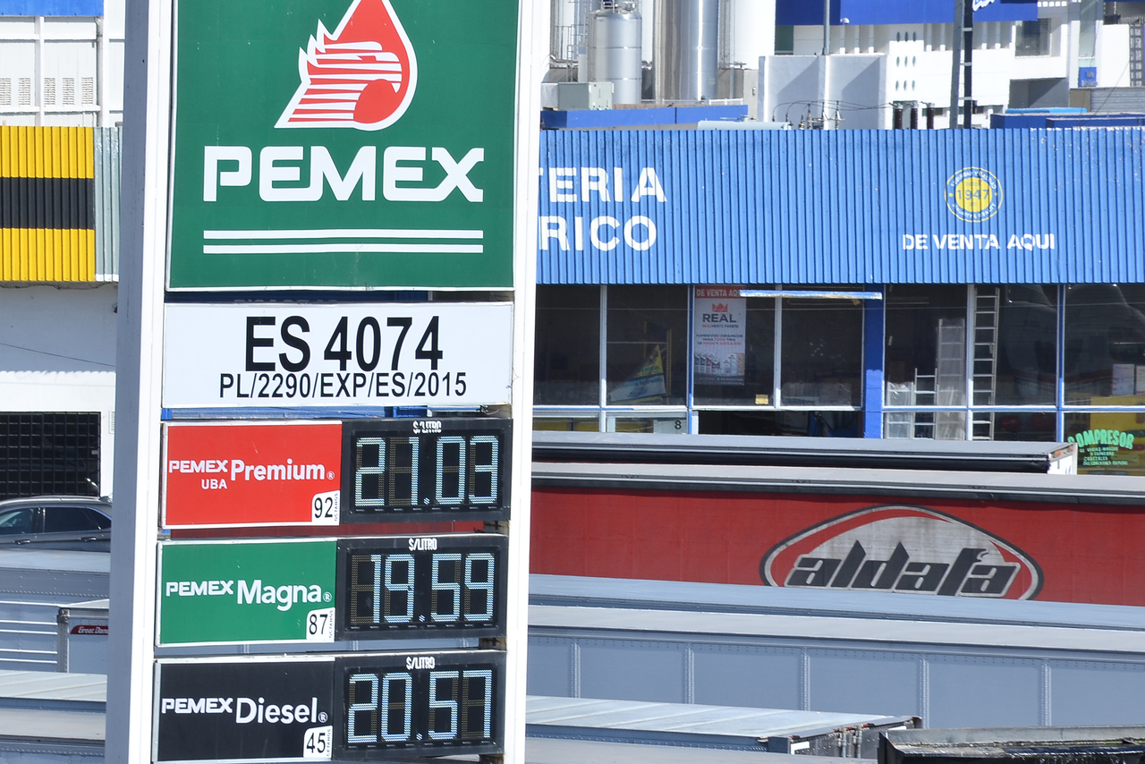 A la alza. En un año, la gasolina magna ha tenido un incremento de tres pesos con 39 centavos.