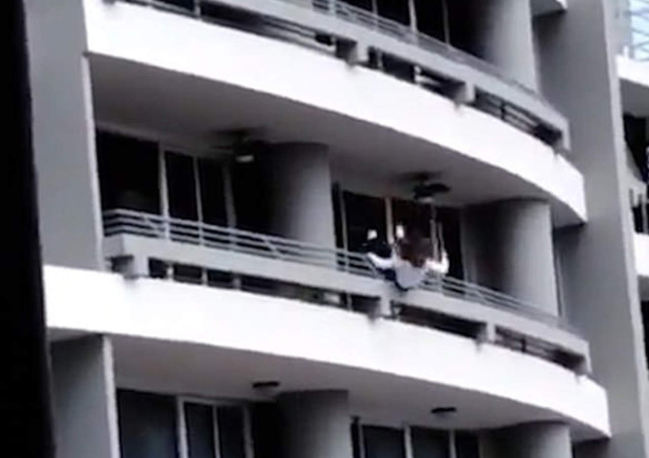 VIDEO: Cae del piso 27 por intentar tomarse una selfie