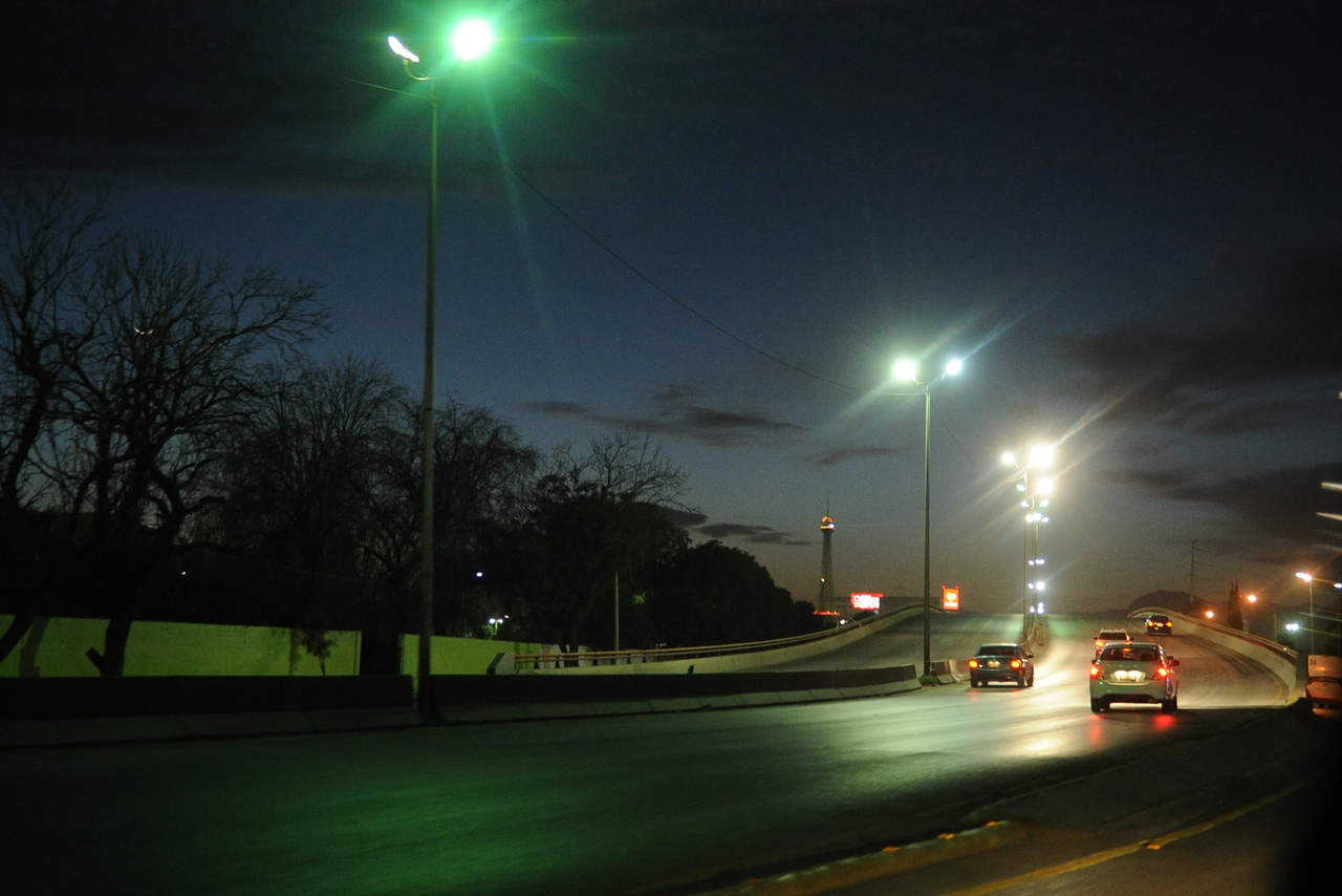 El funcionario indicó que Gómez Palacio tiene un uso exitoso de la energía eléctrica, a partir de la cantidad de luminarias con tecnología Led, que se tienen instaladas, más de 18,500. (ARCHIVO)