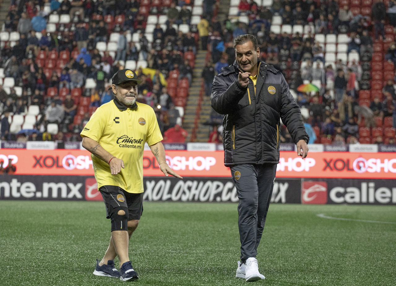El director técnico de Dorados de Sinaloa, Diego Armando Maradona, causó sensación a su salida la banquillo para el encuentro de su equipo contra los Xolos de Tijuana, en partido amistoso en el estadio Caliente.