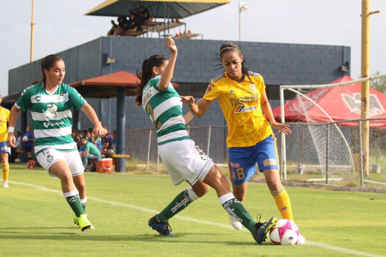 Las jugadoras del Santos Laguna Femenil, buscaron contrarrestar todo el ataque felino.