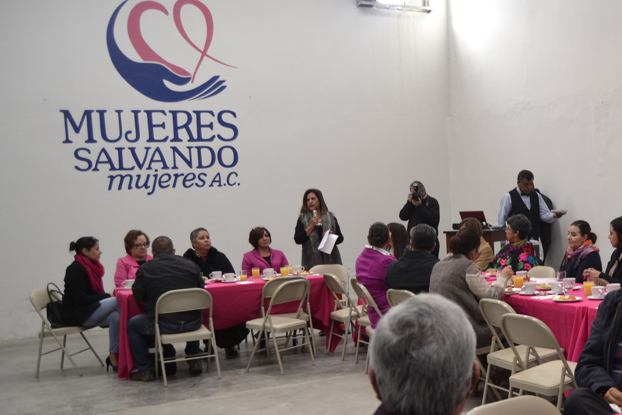Apoyo. Mujeres Salvando Mujeres tiene 6 años apoyando a las que sufren de cáncer de mama. (ARCHIVO)