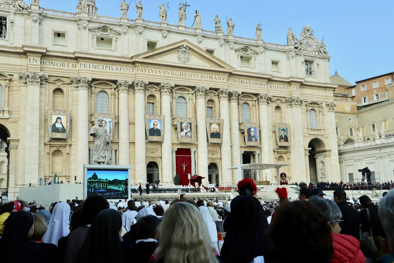 Celebran. En el Vaticano miles de fieles asistieron al acto de canonización de Romero y Pablo VI. (NOTIMEX Y EFE)