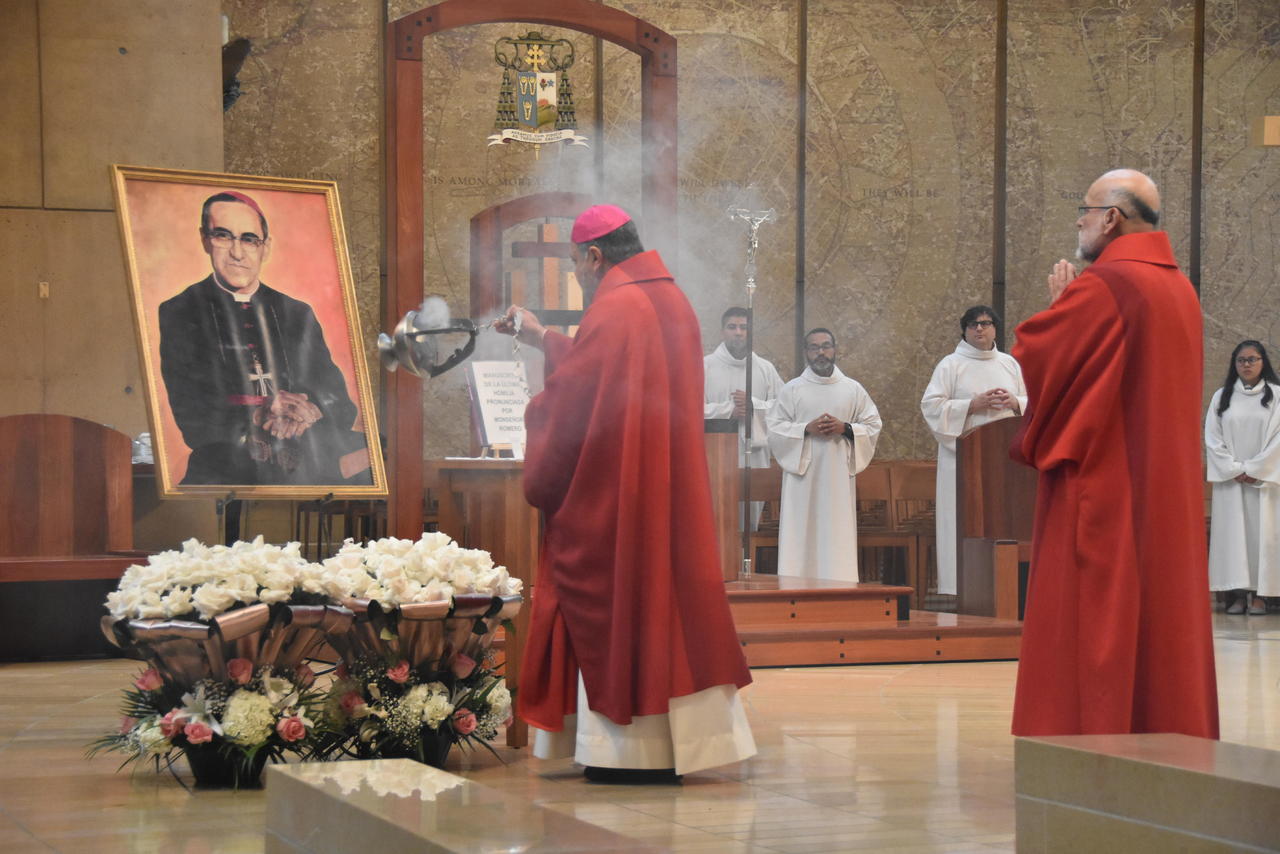 Unidos. En Los Ángeles, California, la comunidad hispana y salvadoreños radicados en EU realizaron una eucaristía por Romero. (NOTIMEX Y EFE)