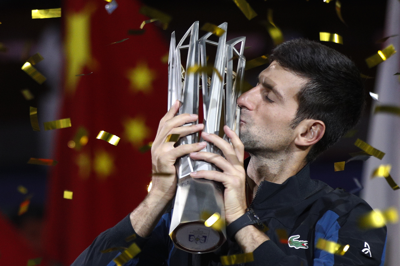 Novak Djokovic besa el trofeo tras ganar el Masters de Shanghai.