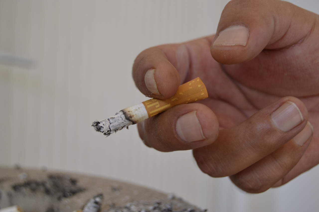 Humo del tabaco se sigue exhalando 6 horas después de fumar