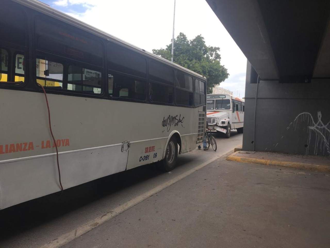 Accidente entre autobuses deja 12 lesionados en Torreón