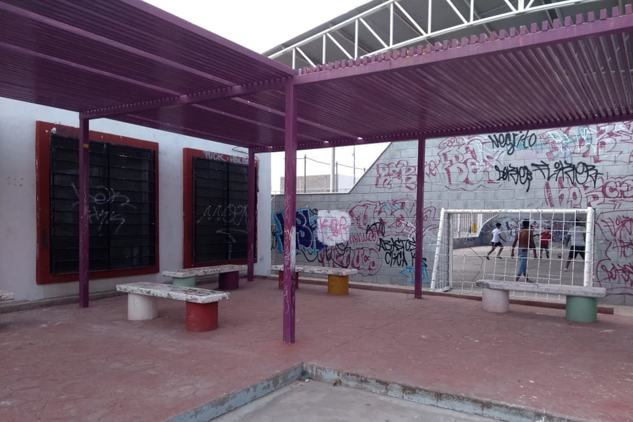 Descuidan espacio. Grafiti y suciedad afectan plaza recreativa en la colonia Moctezuma. (ROBERTO ITURRIAGA)