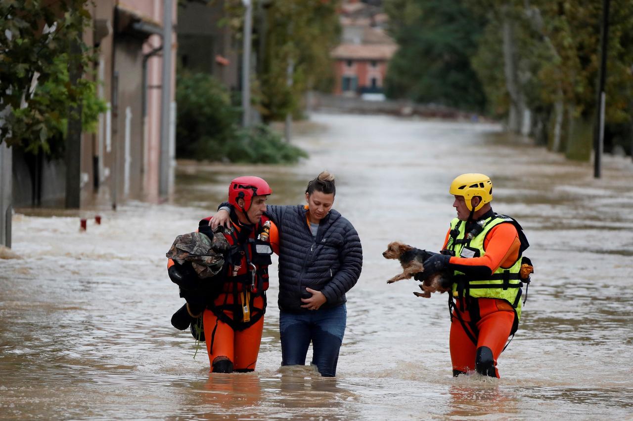 Apoyo. Bomberos trabajan en las operaciones de rescate debido a las inundaciones en Trèbes. (EFE)