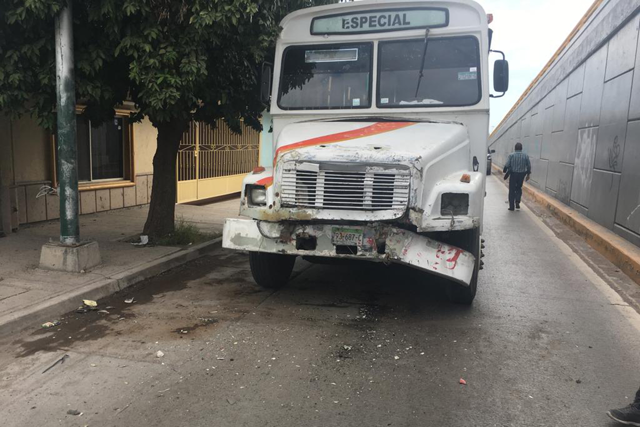 Percance. Un autobús de transporte de personal chocó por alcance a un camión de la ruta Alianza-La Joya.