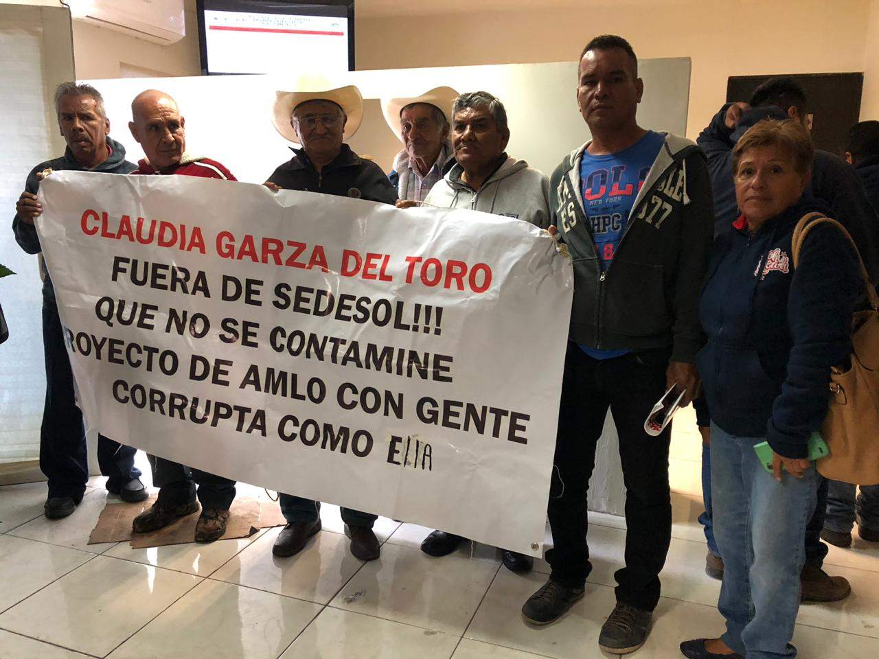 16 promotores de Morena presentaban demanda laboral contra Claudia Garza, otros militantes realizaron una manifestación.