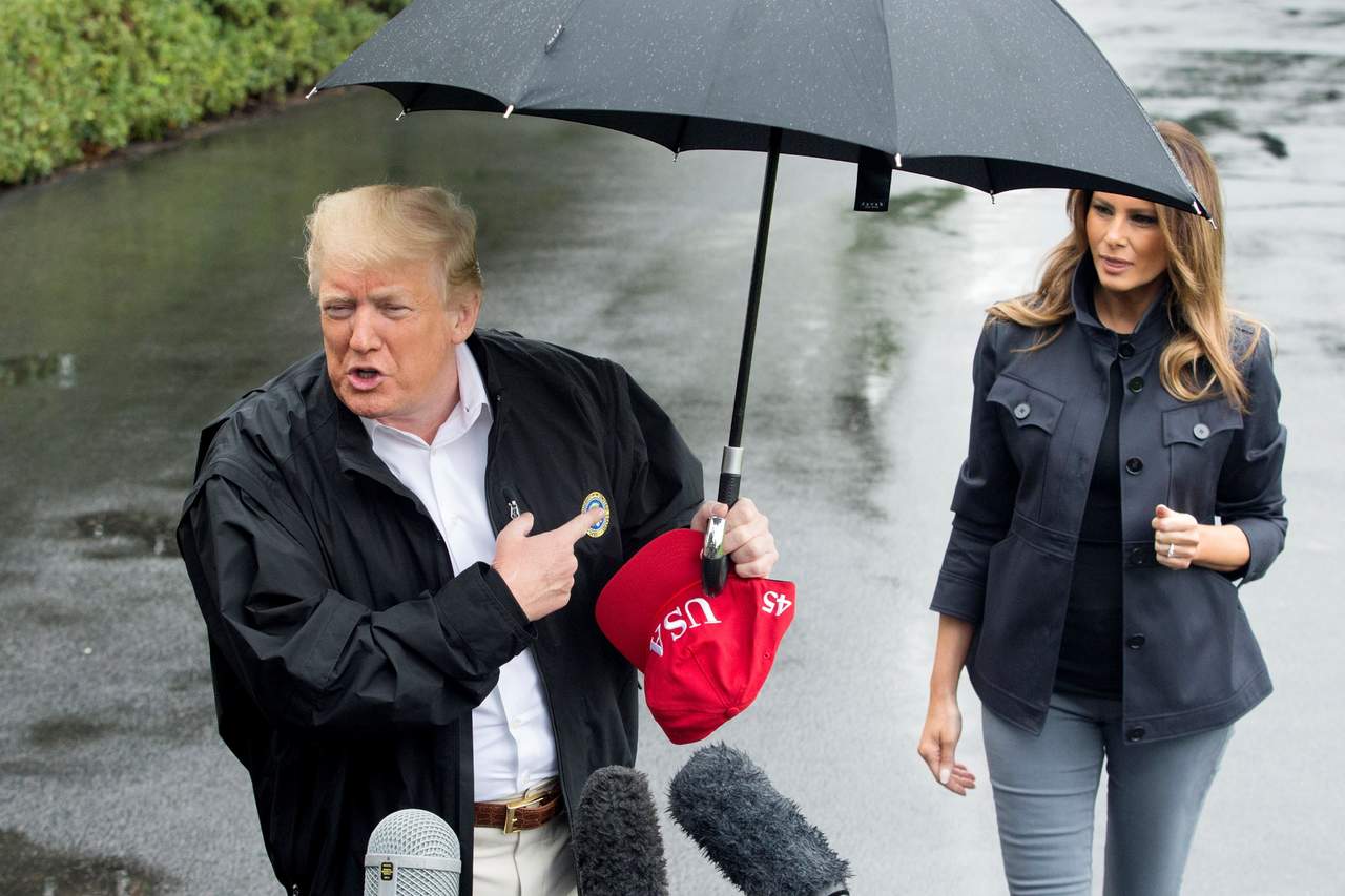 Critican a Trump por no compartir paraguas con Melania