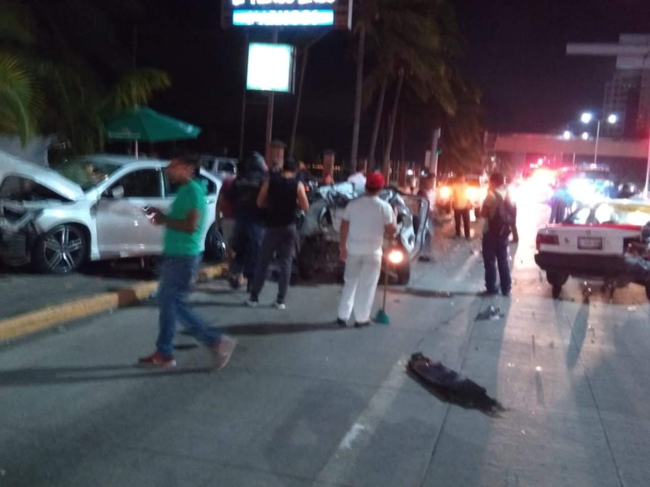 Una persona muerta y siete heridas dejó un accidente, ocasionado por un joven que circulaba a exceso de velocidad, en el bulevar turístico de la zona conurbada de Veracruz-Boca del Río. (TWITTER/@emergenciasver)