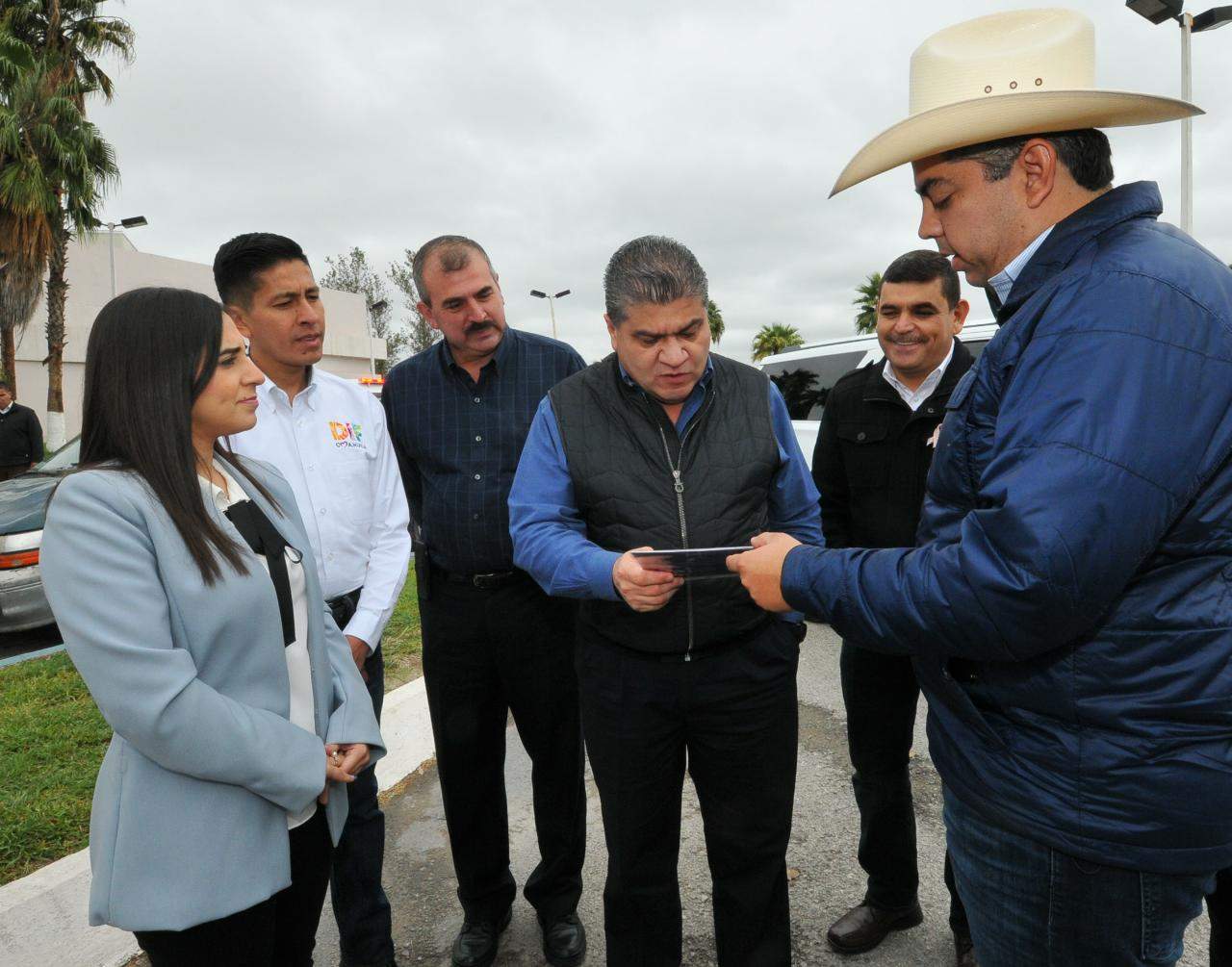 El alcalde Alfredo Paredes López, entregó la invitación a su informe de gobierno a Miguel Ángel Riquelme Solís, gobernador de Coahuila.