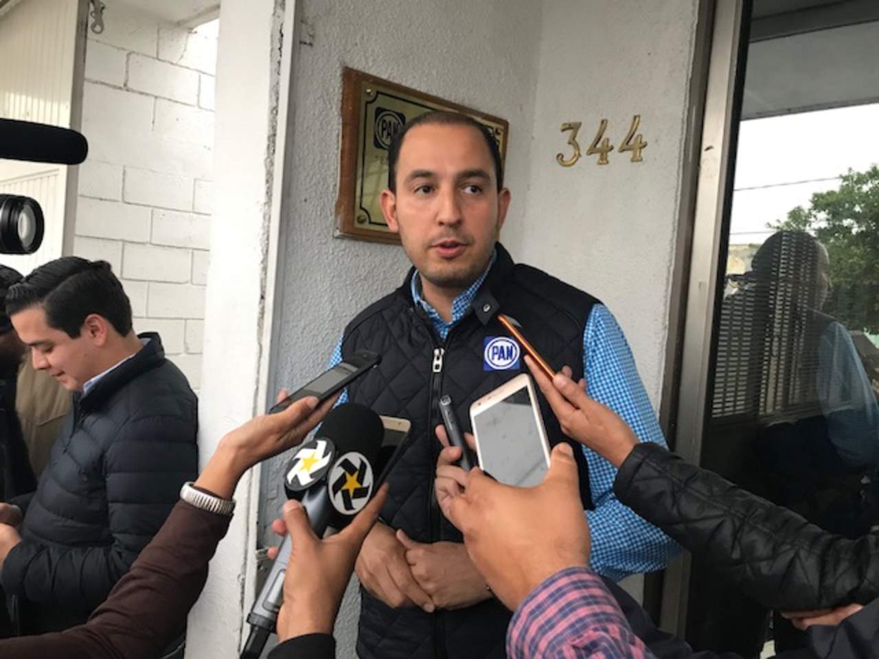 Con más de una hora de retraso, arribó a la sede municipal del PAN donde fue recibido por el alcalde Jorge Zermeño y Guillermo Anaya. (ESPECIAL)