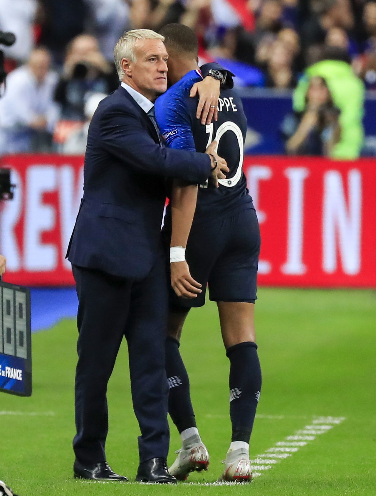 Didier Deschamps (i), abraza a Kylian Mbappé.