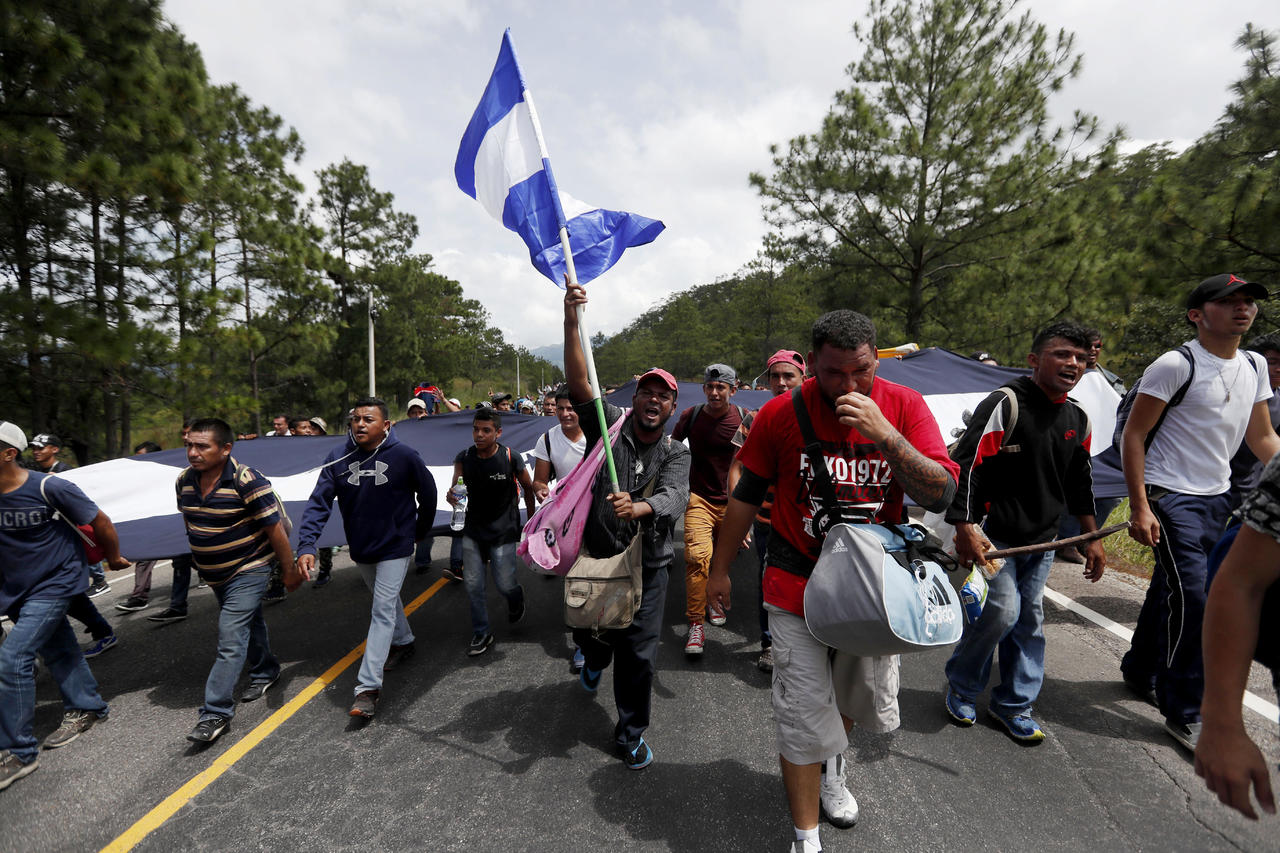 En camino. La caravana de unos 2,000 migrantes hondureños sin documentos que se dirige a EU sigue su travesía por Guatemala entre la incertidumbre y la amenaza de Washington de retirar 'de inmediato' la ayuda económica a Honduras. (EFE Y AP)