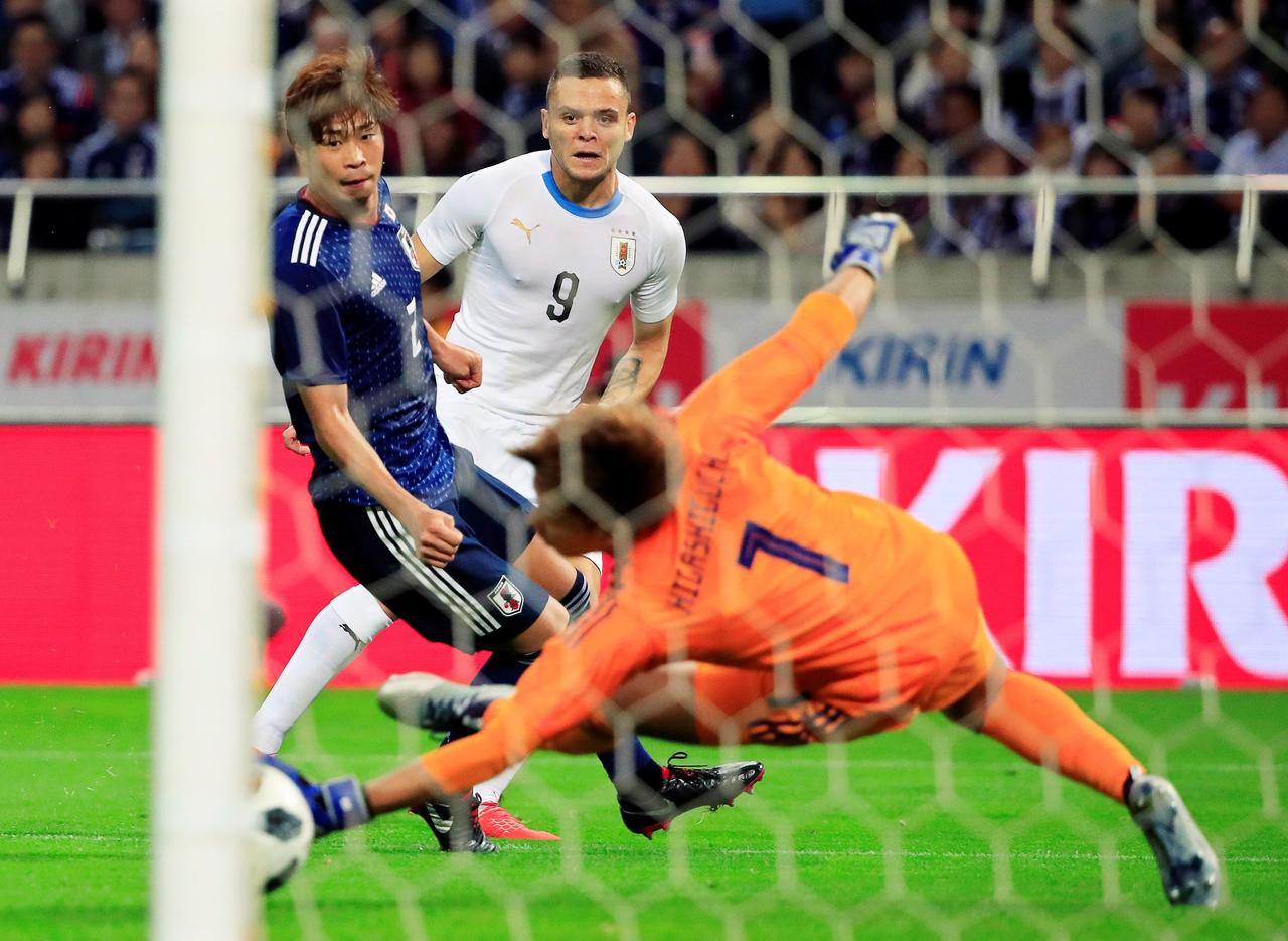El uruguayo Jonathan Rodríguez (9), del Santos Laguna, dispara a puerta para marcar el tercer gol ante Japón.