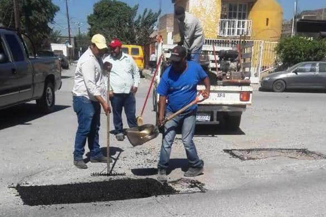 Trabajos. La Dirección de Obras Públicas del municipio de Lerdo inicia con programa de bacheo en el Centro de la ciudad. (EL SIGLO DE TORREÓN)