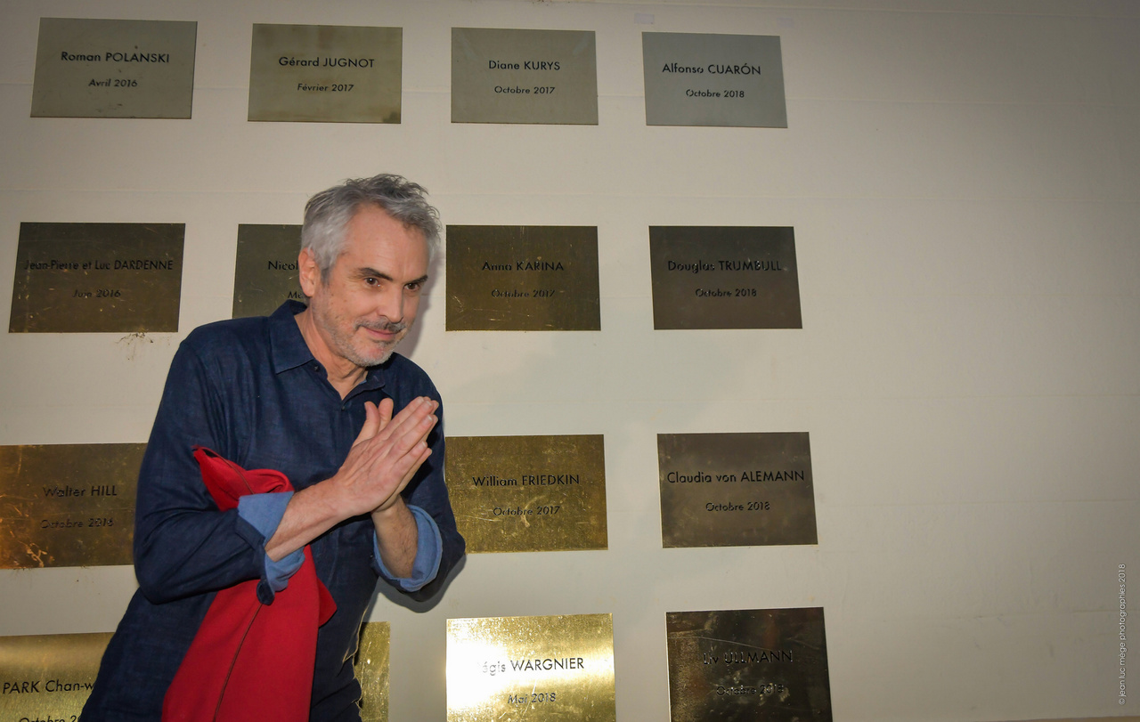 Tributo. El director Alfonso Cuarón develó una placa en el 'Muro de los cineastas' de la casa-museo de los hermanos Lumiére. (ARCHIVO)