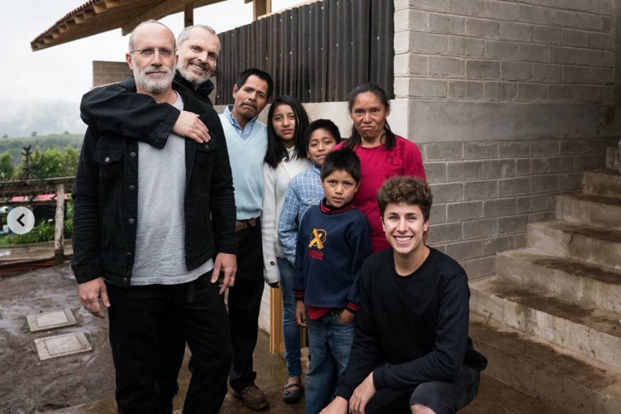 Apoyo. Juanpa Zurita y Miguel Bosé visitaron la localidad de Ocuilan, en el centro de México, donde conversaron con los afectados. (ESPECIAL)