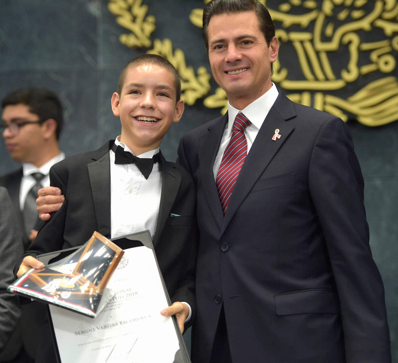 Logro. El niño pianista Sergio Vargas Escoruela recibió el Premio Nacional de la Juventud 2018 de manos del presidente. (NOTIMEX)