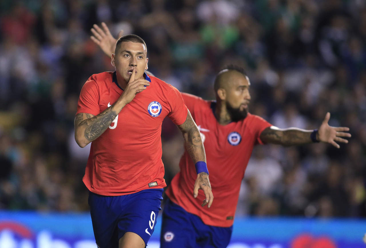 Nicolás Castillo, de Chile, en festejo del gol de su equipo durante el juego amistoso en el estadio Corregidora. (Jam Media)
