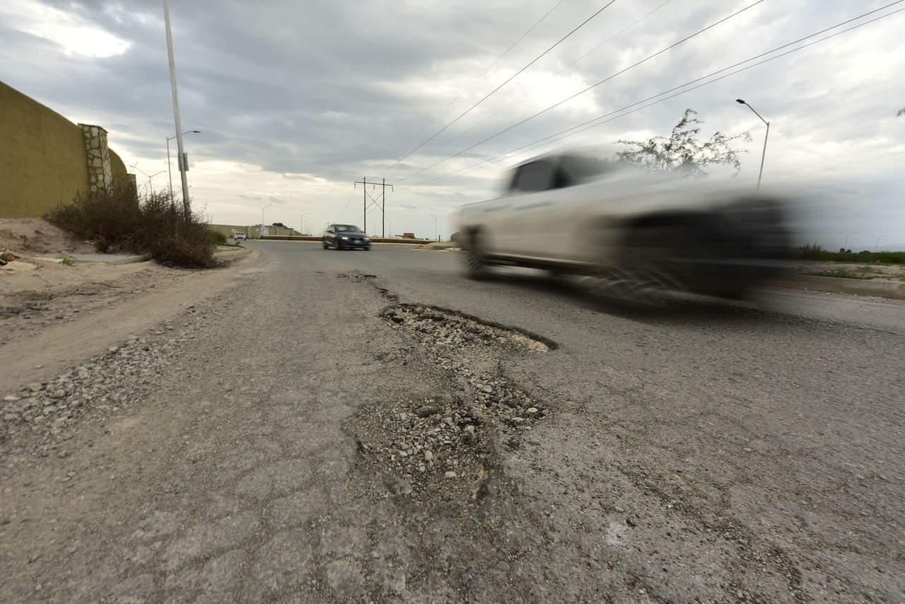 Poco a poco el pavimento en el bulevar López Sánchez de Torreón se ha ido afectando, algunos conductores afirman que se deshace con cada lluvia que se registra. (EL SIGLO DE TORREÓN)