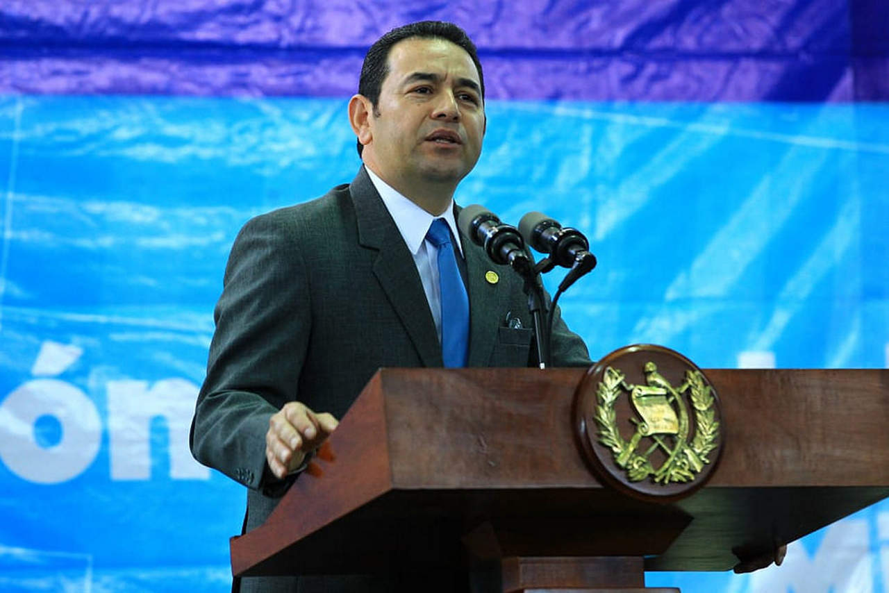 Una comisión del Congreso de Guatemala decidió hoy mantener la inmunidad al presidente Jimmy Morales y rechazó un antejucio en su contra por el delito de financiamiento electoral ilícito durante la campaña electoral de 2015. (ARCHIVO)