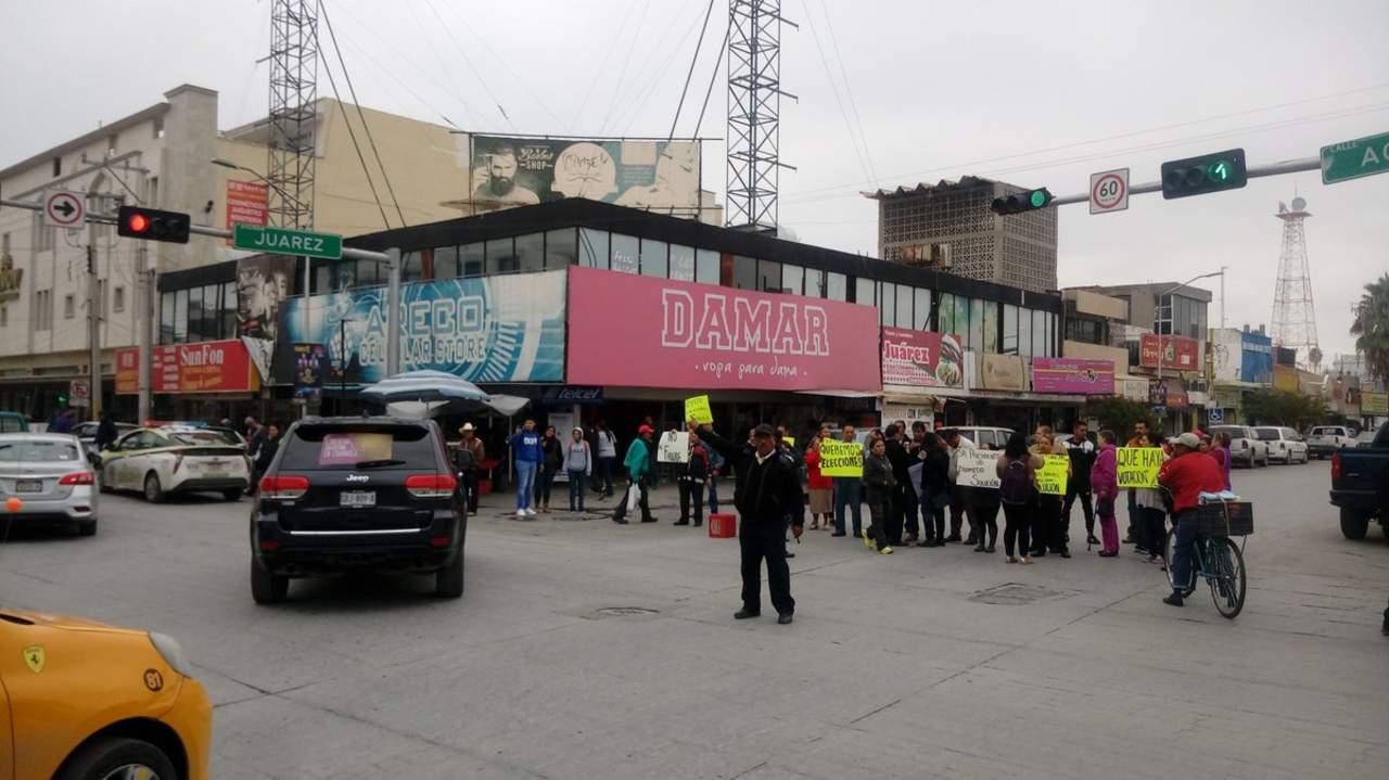 Comerciantes del Mercado bloquean avenida Juárez