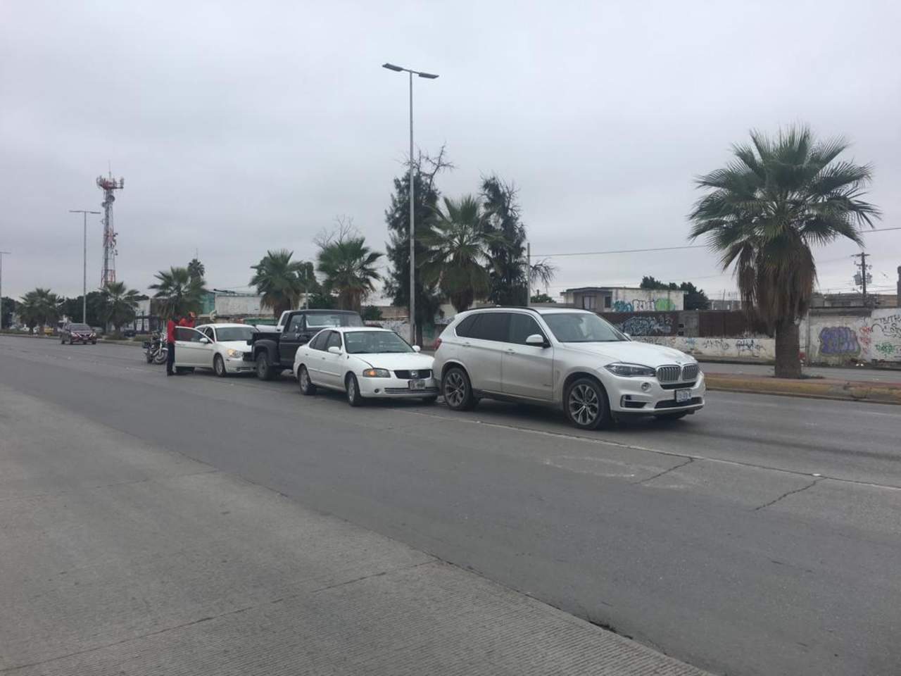 Presuntamente, antes de llegar al puente del bulevar Francisco Sarabia, los vehículos bajaron la velocidad debido al congestionamiento vial, con las consecuencias ya descritas. (EL SIGLO DE TORREÓN) 

