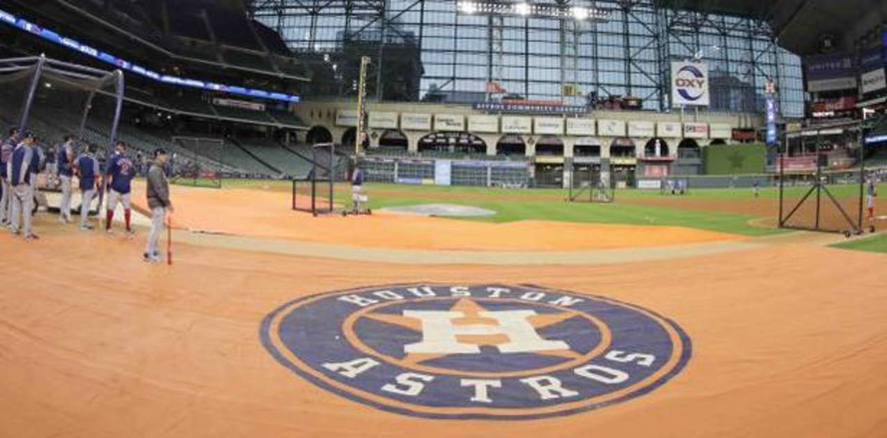 El mismo empleado de los Astros debió ser removido de una zona adyacente a la cueva de Boston previo al primer juego de la Serie de Campeonato de la Liga Americana. (ESPECIAL)