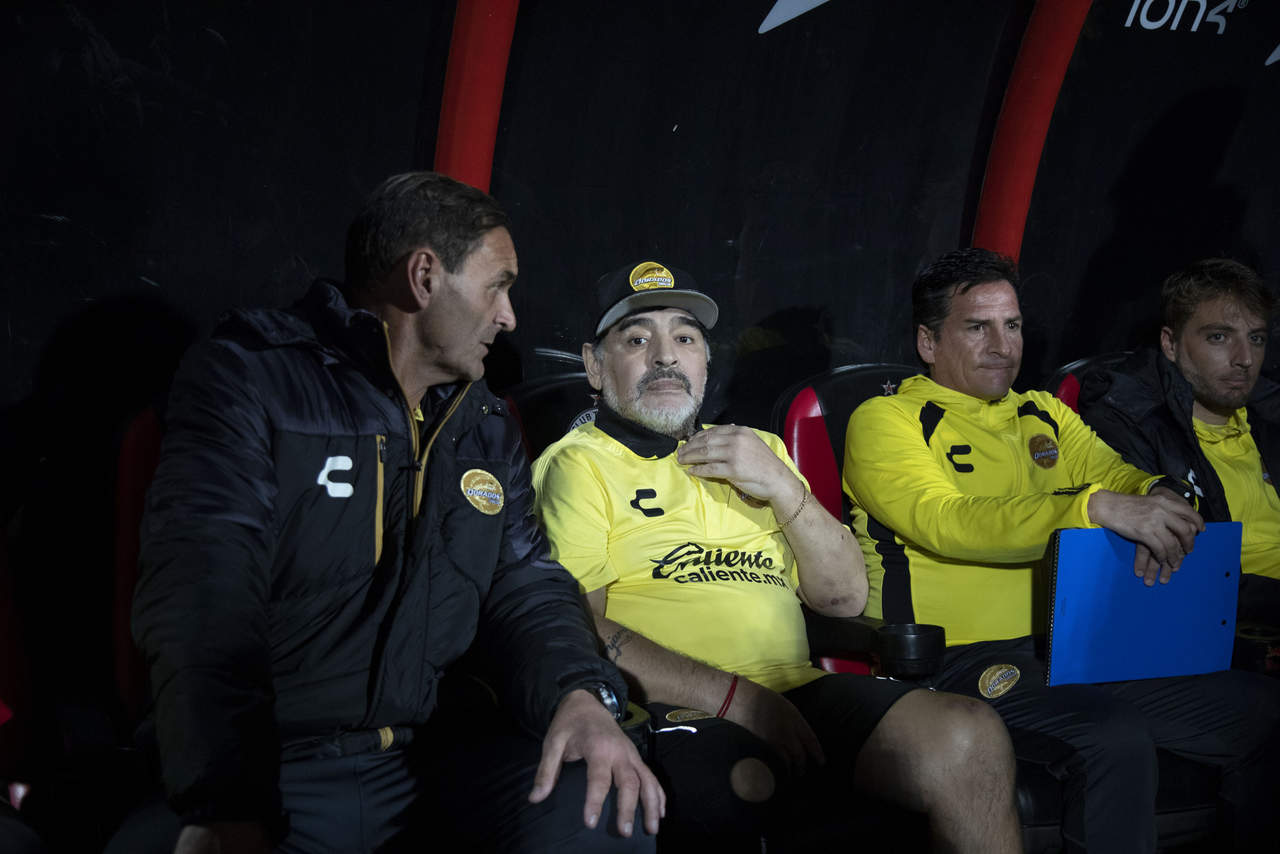 A principios de junio Maradona se sometió a tratamientos especiales para aliviar los efectos de la artrosis. (ARCHIVO)