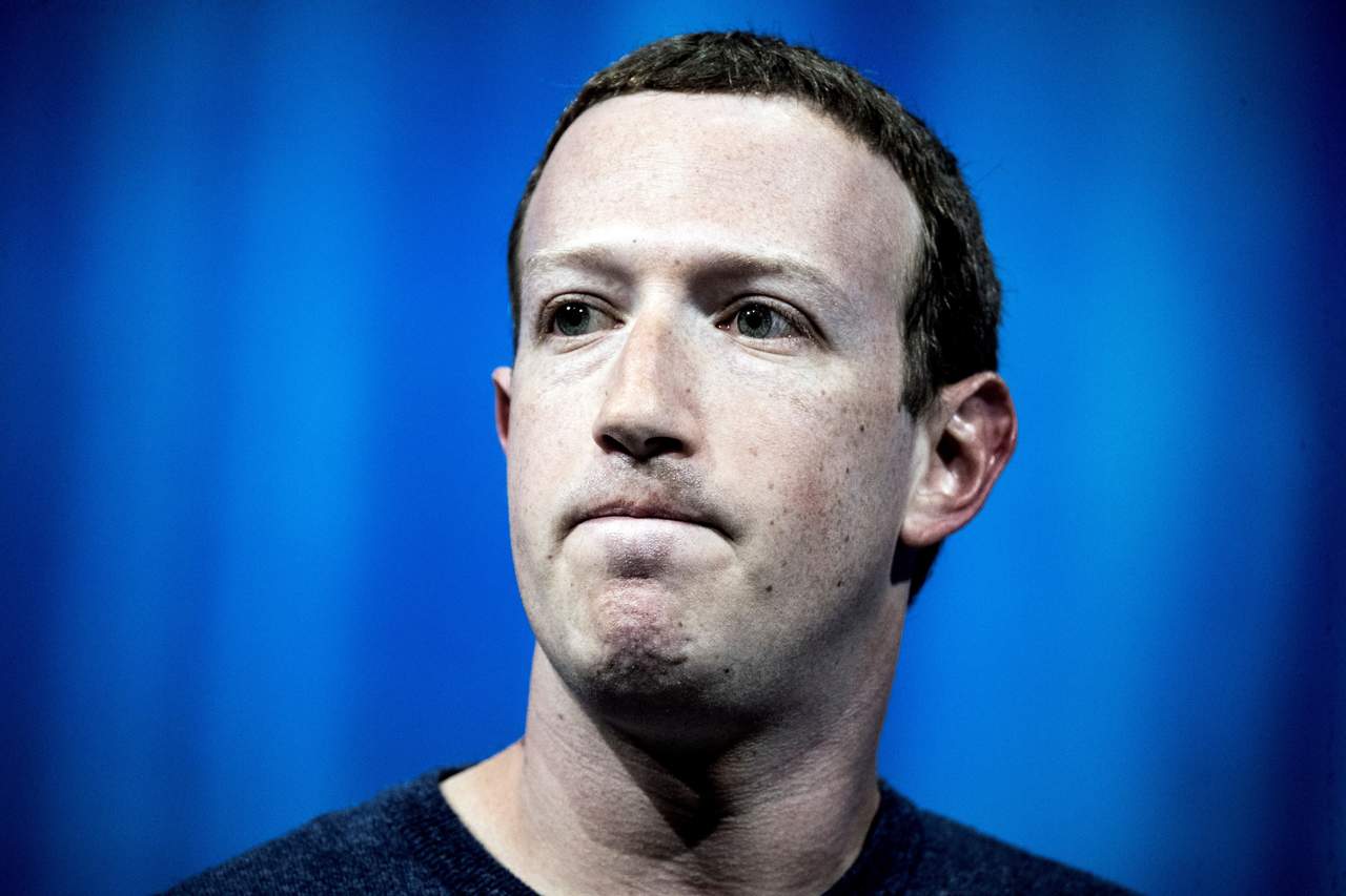 Son varios escándalos que ha enfrentado Mark Zuckerberg como presidente ejecutivo de Facebook. (ARCHIVO)