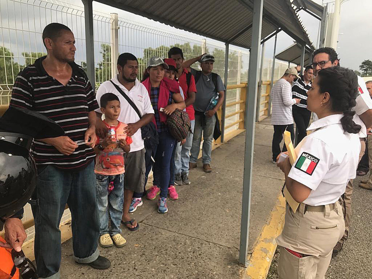 Atención. Los primeros migrantes cruzaron el puente fronterizo entre Tecún Umán, Guatemala y Ciudad Hidalgo, México. (EFE)
