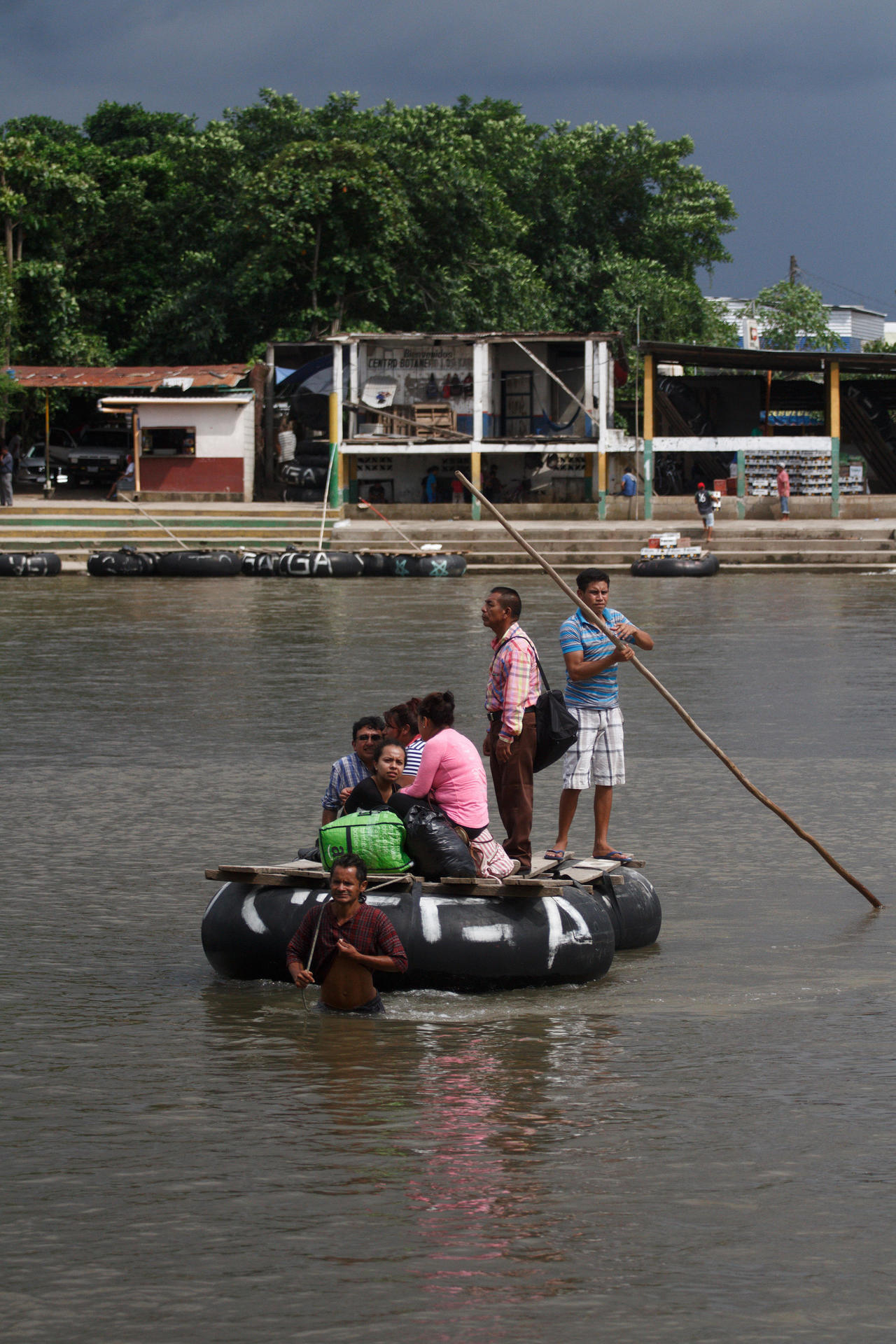 Avanzan. Un grupo de migrantes hondureños cruza el río Suchiate, en la frontera de México y Guatemala, en Chiapas. Miembros de la caravana de migrantes han comenzado a entrar a este país en su paso hacia Estados Unidos, pese a las amenazas de Donald Trump. (EFE)