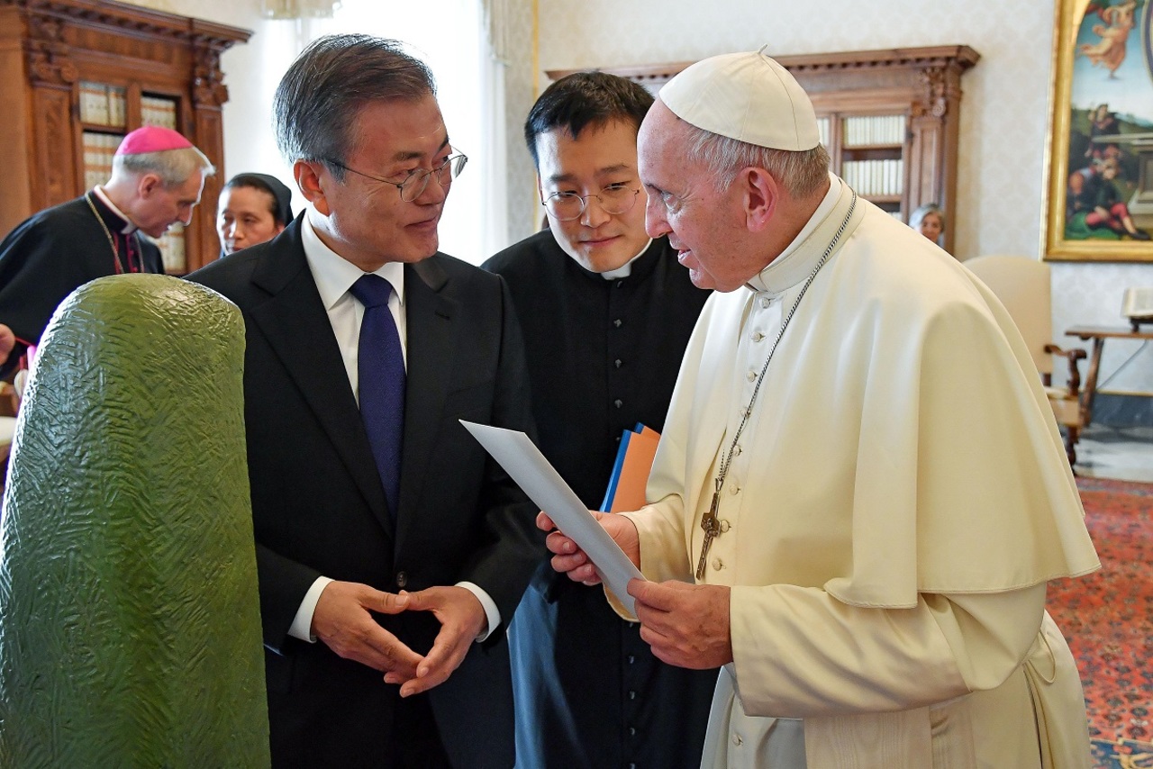 Reunión. El Papa se reunió ayer con Moon Jae-in, presidente surcoreano. (AP)
