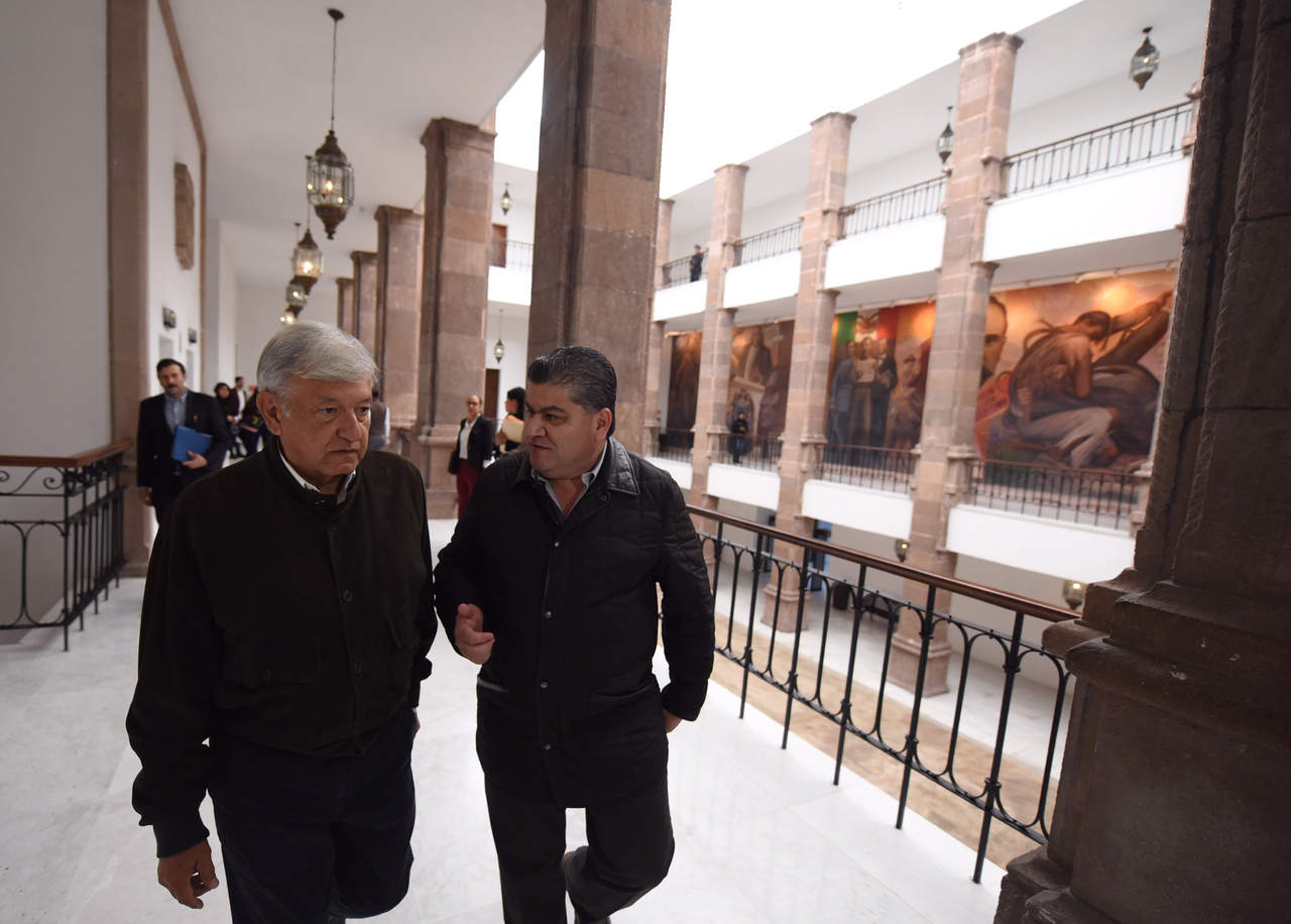 El presidente electo de México, Andrés Manuel López Obrador sostuvo un encuentro con el gobernador Miguel Riquelme Solís, donde intercambiaron impresiones sobre el país y Coahuila acordando trabajar en conjunto. (NOTIMEX)