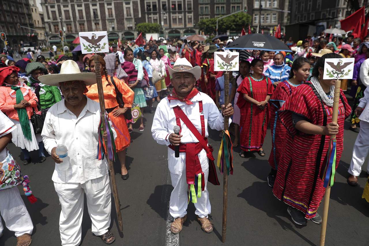 Indígenas se manifiestan en contra de la discriminación, el lunes 11 de junio de 2018, en el Zócalo capitalino. (ARCHIVO)