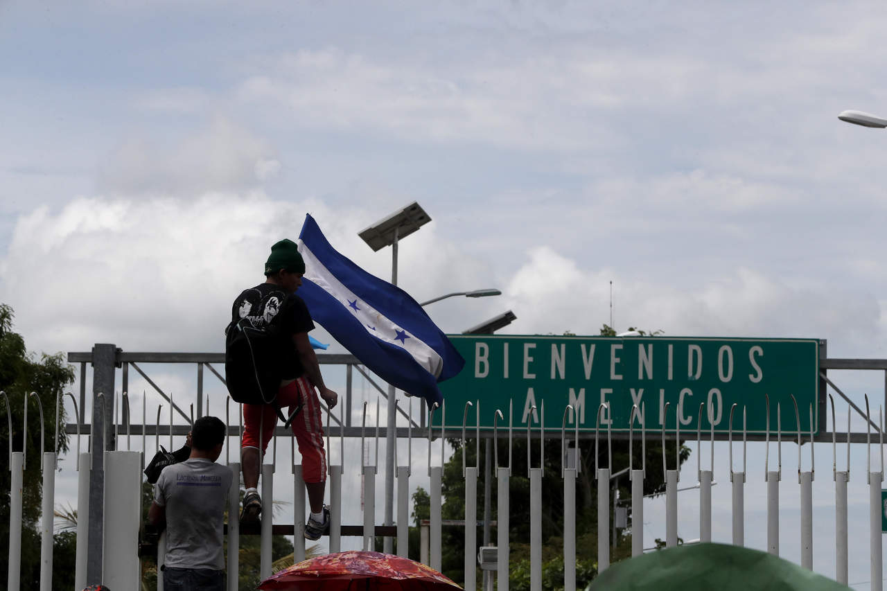 Los migrantes de la caravana, que partió el pasado sábado del norte de Honduras, lograron forzar la valla de la frontera de Guatemala y entrar en México.