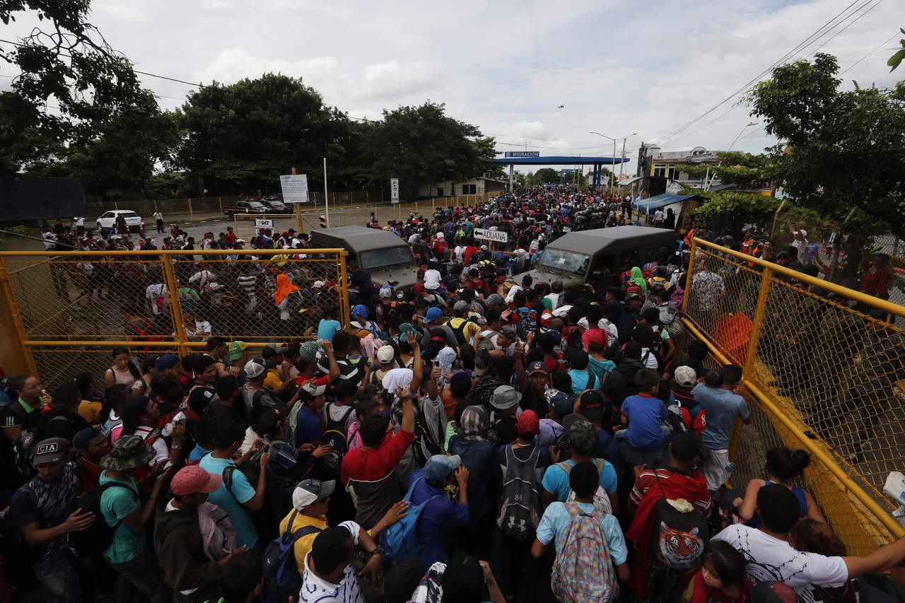 Caravana migrante salta cordón fronterizo a México