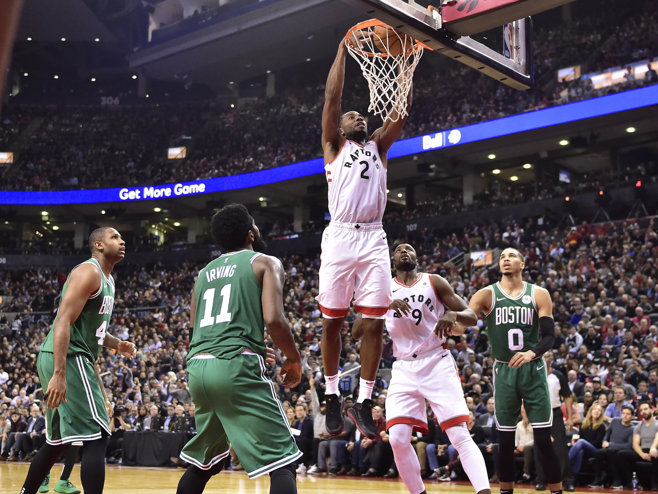 Kawhi Leonard (2) metió 31 puntos y bajó 10 rebotes en la victoria de los Raptors 113-101 sobre los Celtics de Boston.